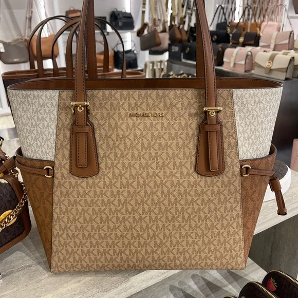 Michael Kors Voyager Lg Color-Block Signatur Logo Top Zip EW Shoulder Tote
Camel - Picture 4 of 16